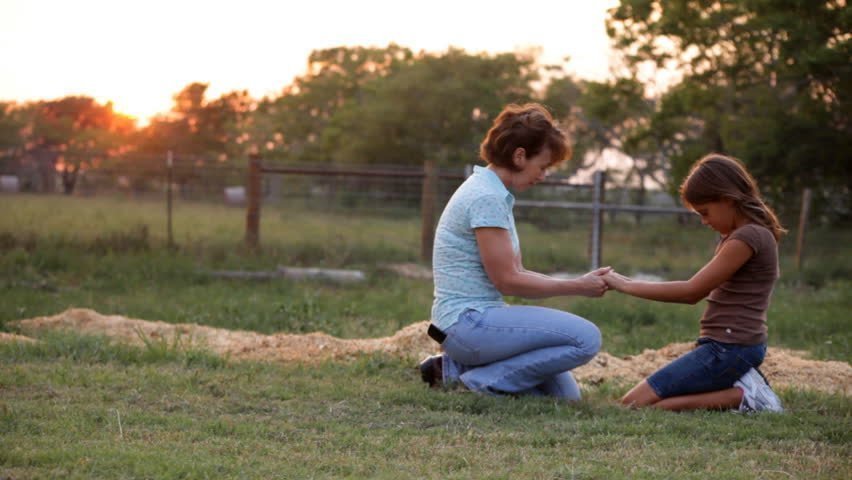 mother-and-daughter-praying